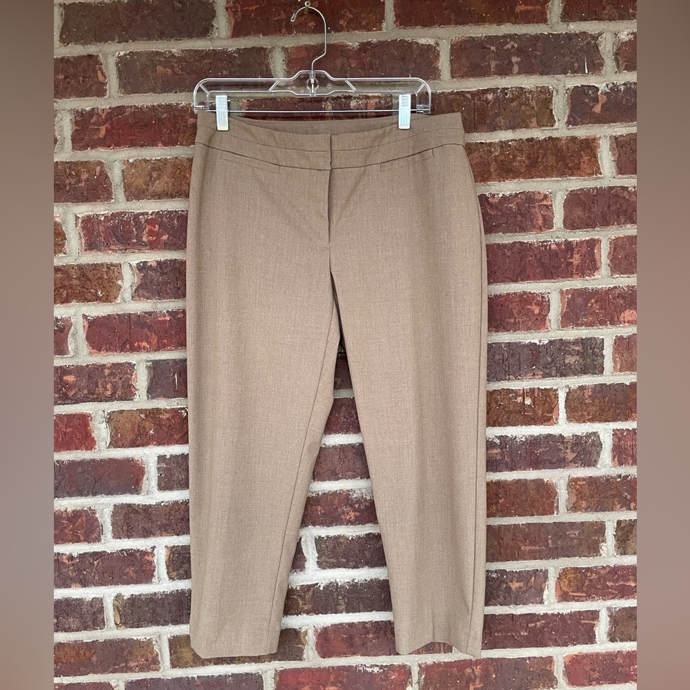 Ladies Tan Apt. 9 Stretch Shorter Pants With Faux Pockets Size 8